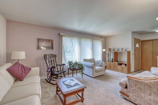 14550 W Rogers DRIVE, New Berlin, WI 53151