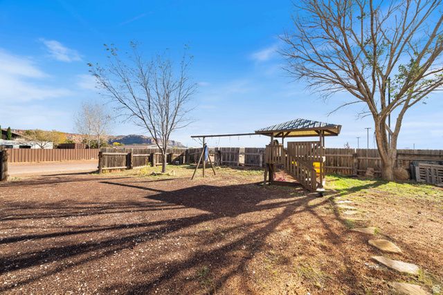 865 N REDWOOD ST, Hildale, UT 84784