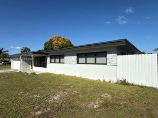 860 W Dayton Cir, Fort Lauderdale, FL 33312