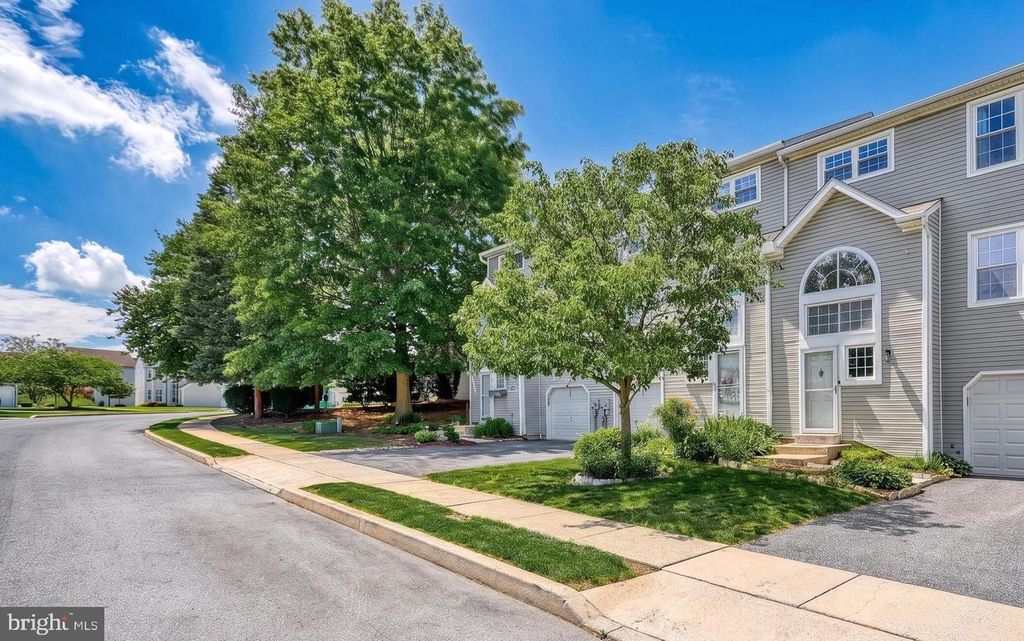 6239 SPRING KNOLL DR, Harrisburg, PA 17111