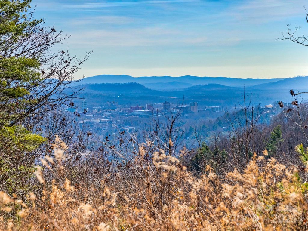 10 Villa Nova Drive, Asheville, NC 28804