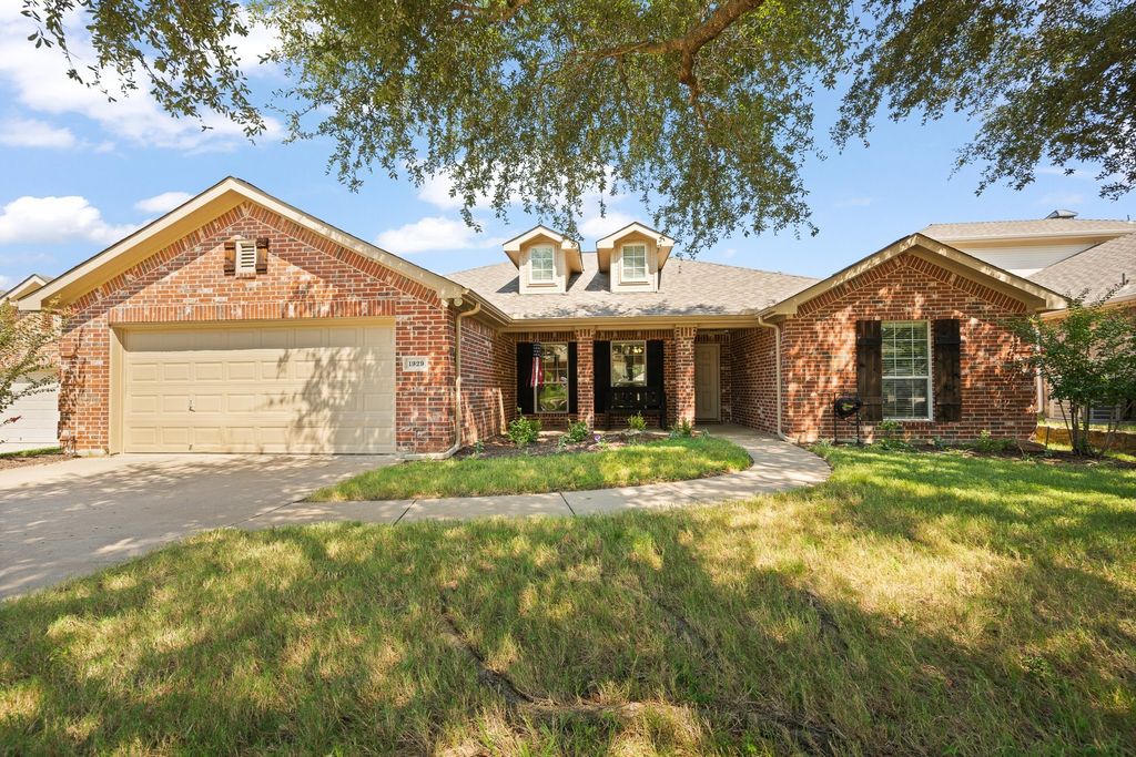 1929 Mary Ann Lane, Burleson, TX 76028