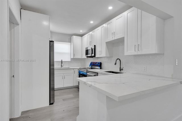 1041 NE 169th St, Miami, FL 33162