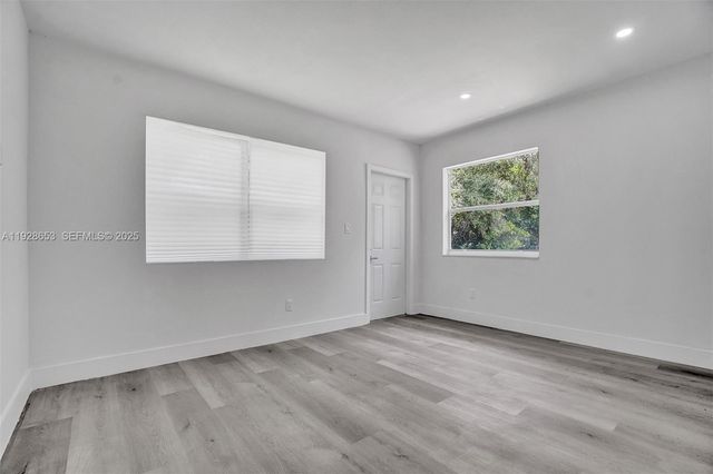 1041 NE 169th St, Miami, FL 33162