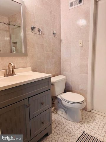 632 LONGFELLOW CT, Warminster, PA 18974