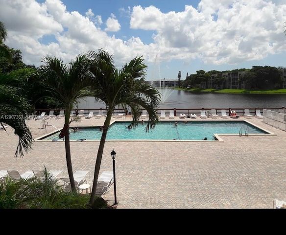 1518 Whitehall Dr 104, Davie, FL 33324