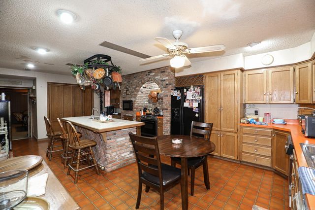 412 & 404 WHITE St, Benton, AR 72015
