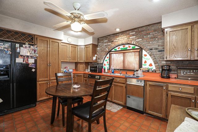 412 & 404 WHITE St, Benton, AR 72015