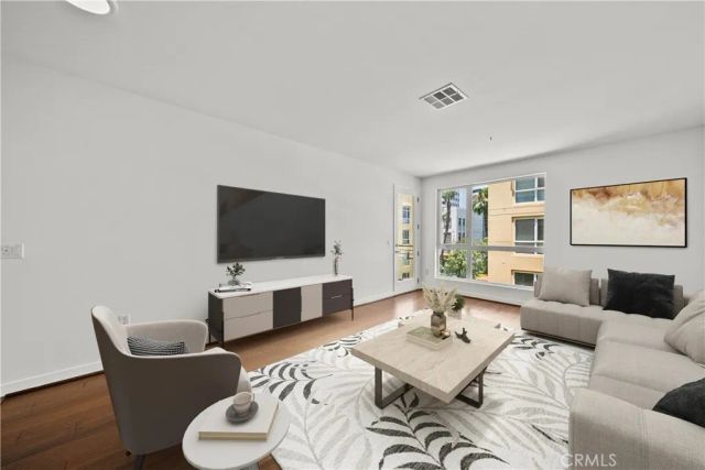 21301 Erwin 420, Woodland Hills, CA 91367