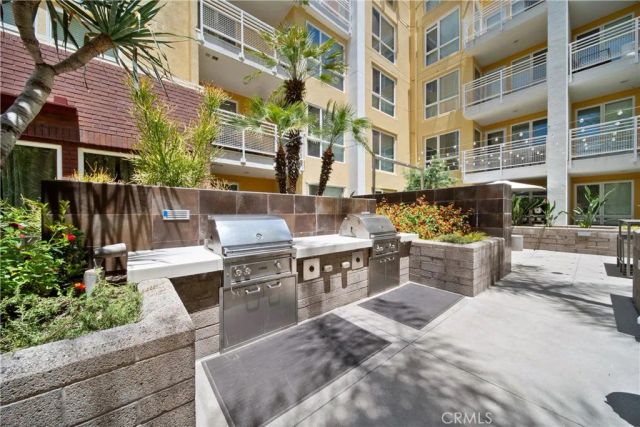 21301 Erwin 420, Woodland Hills, CA 91367