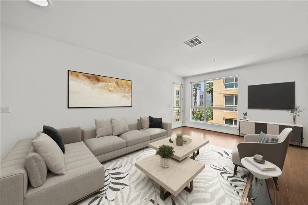 21301 Erwin 420, Woodland Hills, CA 91367
