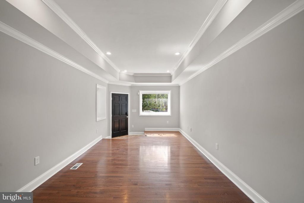 Image 4 of property listing at 101 EAST AVE, Baltimore, MD 21224