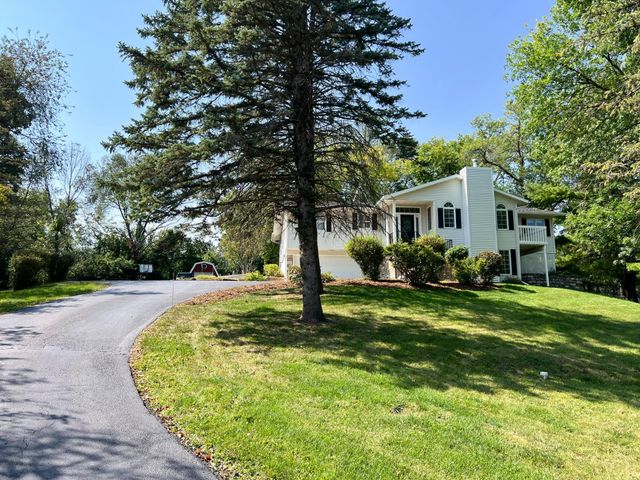 2211 Lenwood Drive SW, Rochester, MN 55902
