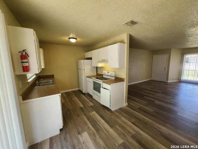 9418 QUICKSILVER DR, San Antonio, TX 78245
