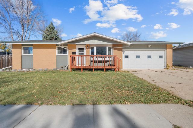 1108 18th Ave SW, Minot, ND 58701