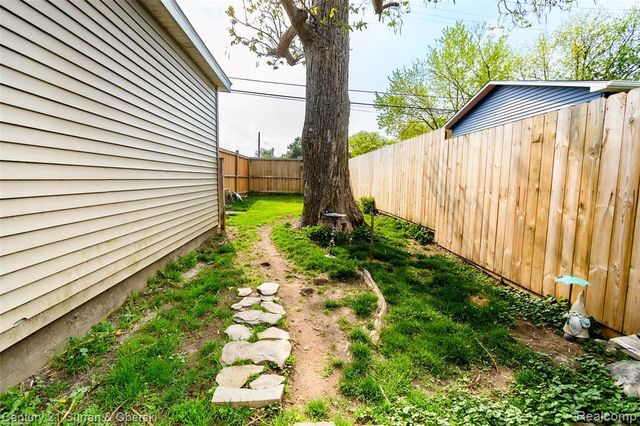 13045 Strong Boulevard, South Rockwood, MI 48179