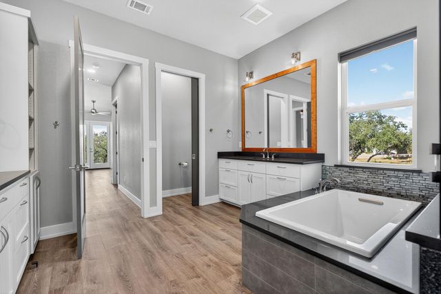 21603 Thomas CV, Lago Vista, TX 78645