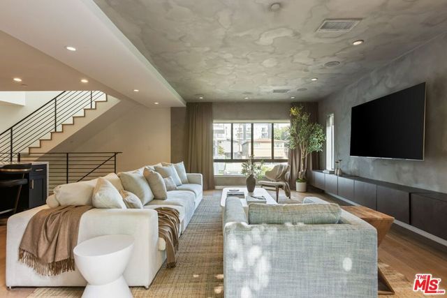 645 N Hayworth Avenue, Los Angeles, CA 90048