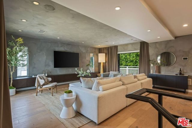 645 N Hayworth Avenue, Los Angeles, CA 90048