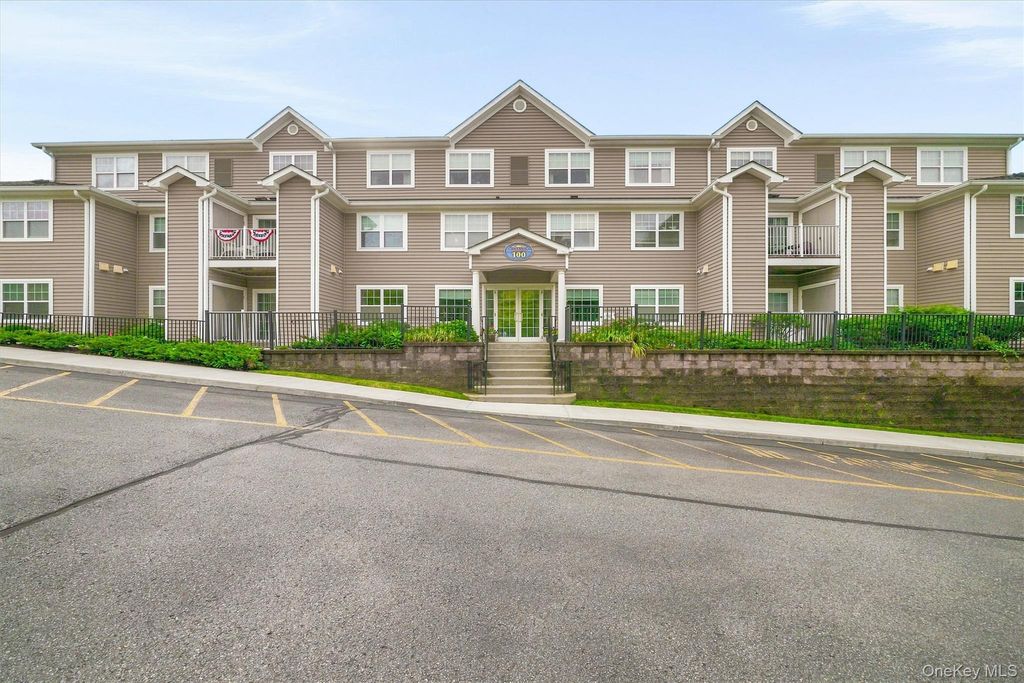 100 Woodcrest Lane 124, Mount Kisco, NY 10549 — exterior