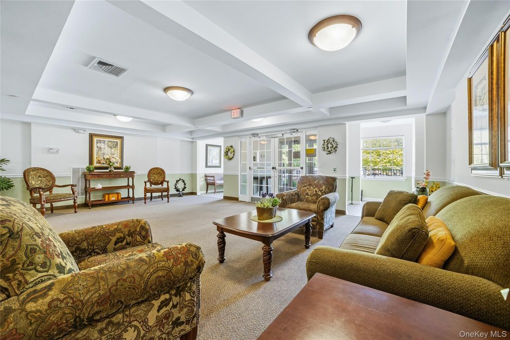 100 Woodcrest Lane 124, Mount Kisco, NY 10549 — photo 2