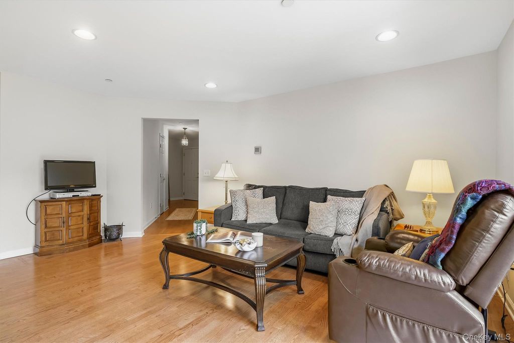 100 Woodcrest Lane 124, Mount Kisco, NY 10549 — photo 4