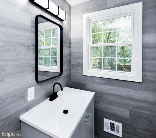 2650 PINEWOOD DR, Waldorf, MD 20601