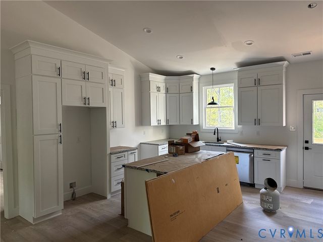 716 Pine Harbour Dr, Mineral, VA 23117