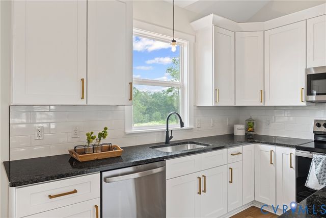 716 Pine Harbour Dr, Mineral, VA 23117