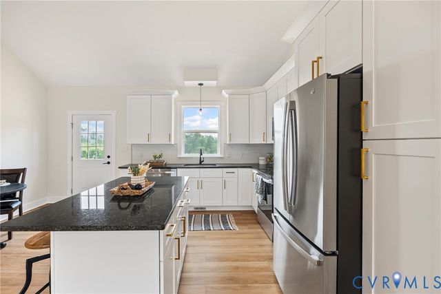 716 Pine Harbour Dr, Mineral, VA 23117