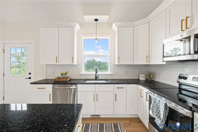 716 Pine Harbour Dr, Mineral, VA 23117