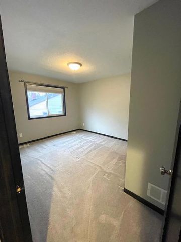 646 Grafton Avenue N, Oakdale, MN 55128