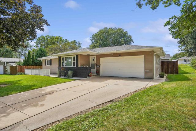 113 Crest Circle, Waterloo, IA 50702