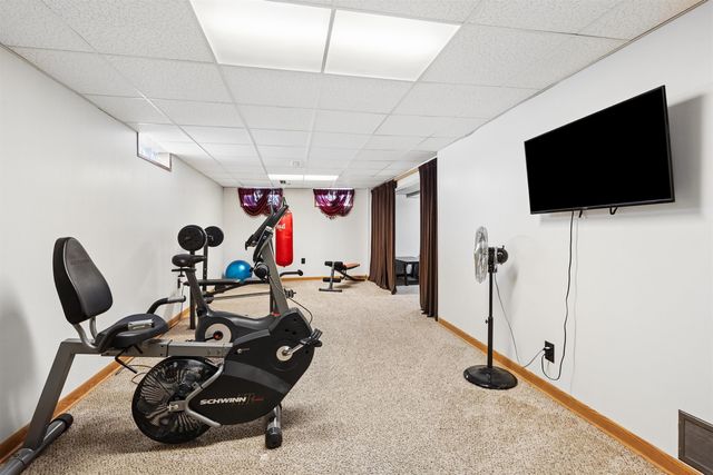 113 Crest Circle, Waterloo, IA 50702