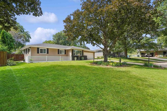 113 Crest Circle, Waterloo, IA 50702