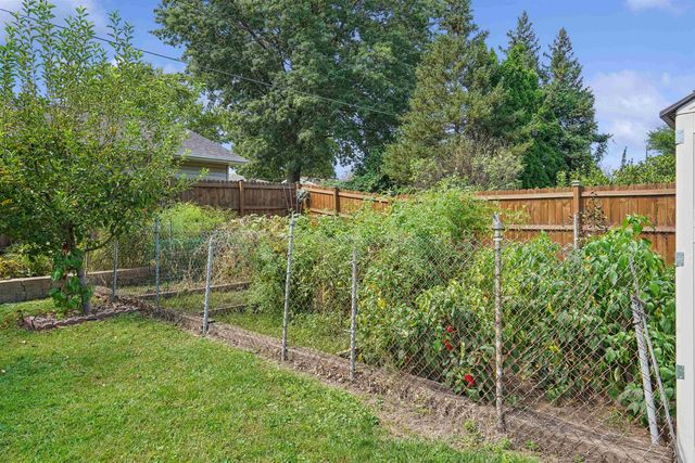 113 Crest Circle, Waterloo, IA 50702