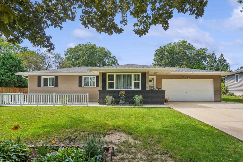 113 Crest Circle, Waterloo, IA 50702