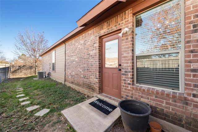 101 Creekside Villa DR, Kyle, TX 78640