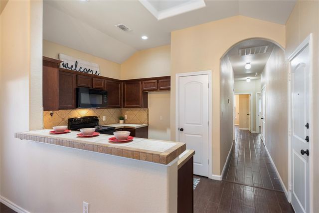 101 Creekside Villa DR, Kyle, TX 78640