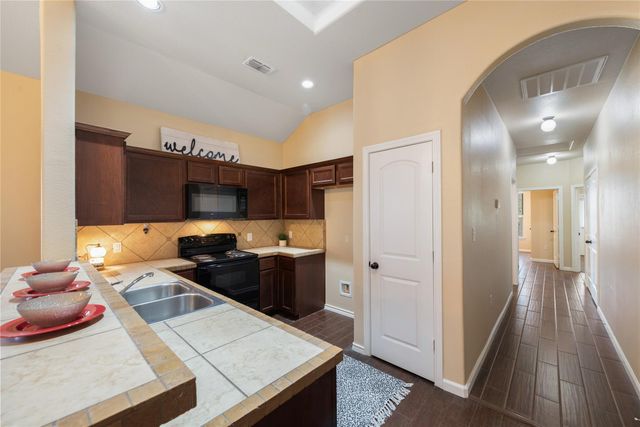 101 Creekside Villa DR, Kyle, TX 78640