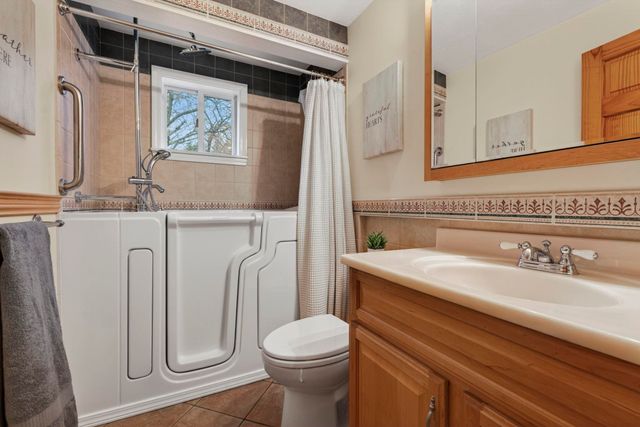 405 N River Road, Epping, NH 03042