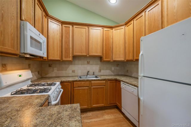 92 Pond View, Port Washington, NY 11050