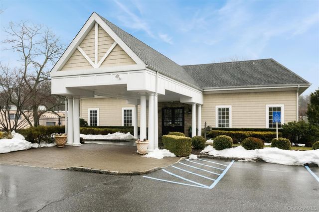 92 Pond View, Port Washington, NY 11050