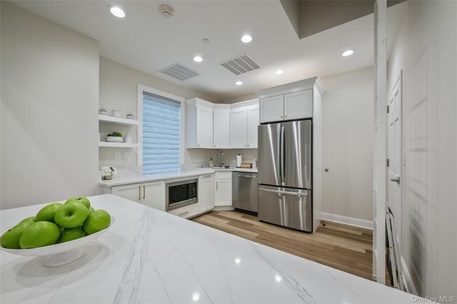 92 Pond View, Port Washington, NY 11050