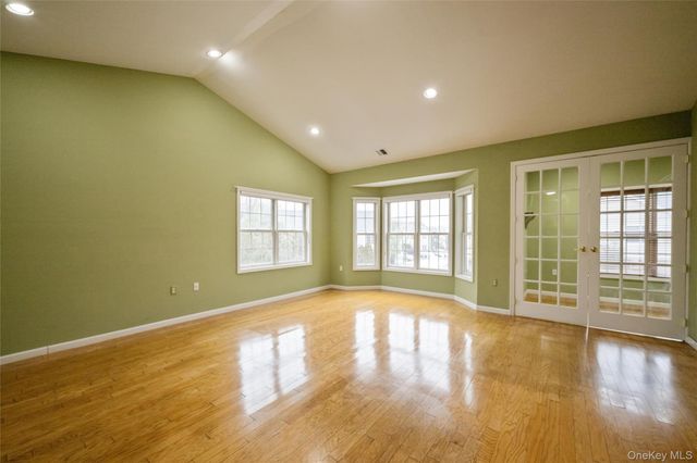 92 Pond View, Port Washington, NY 11050