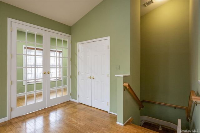 92 Pond View, Port Washington, NY 11050