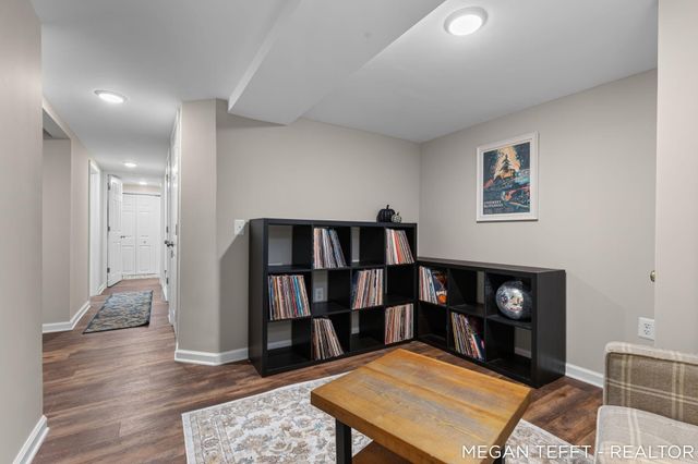 1074 Washtenaw Drive NE, Grand Rapids, MI 49505
