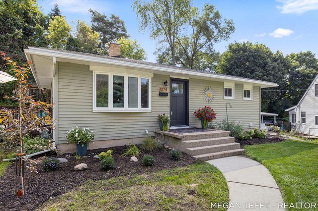 1074 Washtenaw Drive NE, Grand Rapids, MI 49505