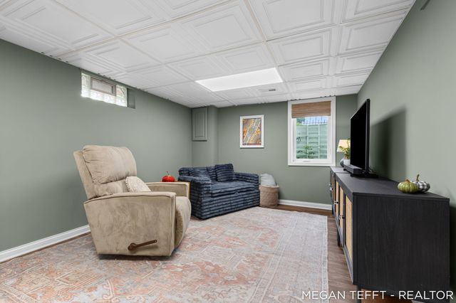 1074 Washtenaw Drive NE, Grand Rapids, MI 49505