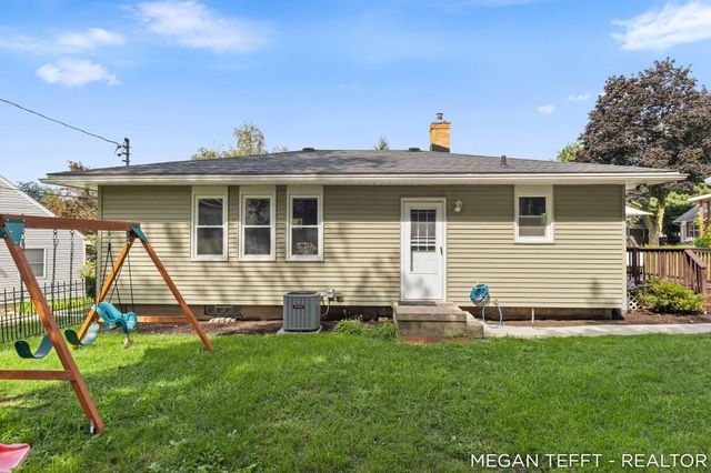 1074 Washtenaw Drive NE, Grand Rapids, MI 49505